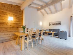 comedor con mesa, sillas y sofá en Apartment Eder 302 en Viehhofen