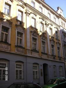 Un grand bâtiment blanc avec de nombreuses fenêtres dans l'établissement Hostel Bell, à Prague