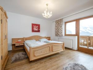 sypialnia z łóżkiem, biurkiem i oknem w obiekcie Birgit Hinterglemm w Saalbach Hinterglemm