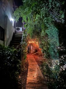 an alley with an archway with trees and stairs at night at La Fuerza Del Destino in Piriápolis