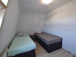 um pequeno quarto com duas camas em t Kaatsheuveltje 1 em Kaatsheuvel