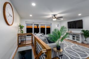 Μια τηλεόραση ή/και κέντρο ψυχαγωγίας στο Backyard Getaway•Amish Farmland•Hot tub•Fire pit