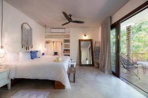 Postel nebo postele na pokoji v ubytování Lula Tulum, a Small Luxury Hotel