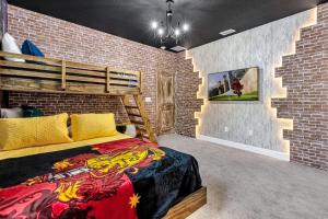 een slaapkamer met een bed en een bakstenen muur bij 41-Guest Capacity Mansion w TONS of Perks in Orlando