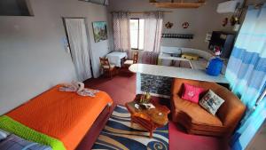 sypialnia z łóżkiem i salon w obiekcie Mí oficina w mieście Puerto Ayora
