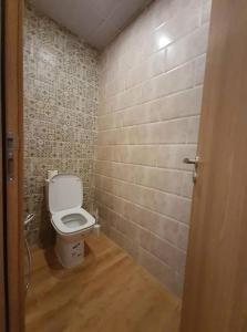 a bathroom with a toilet in a brick wall at Très beaux F4 Annaba in Zonka