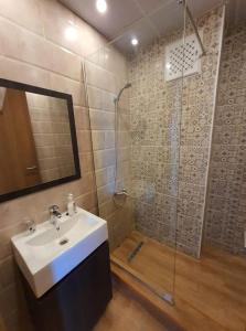 a bathroom with a sink and a shower at Très beaux F4 Annaba in Zonka