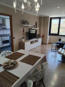 cocina y sala de estar con mesa y sillas en Apartamento en la Ciudad de las Artes y las Ciencias en Valencia