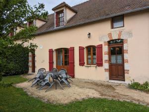 a table and chairs in front of a house at Charmante Maison Rurale avec Terrasse Privative, Proche A.77 et A.19, entre Gâtinais et Fontainebleau - FR-1-590-58 in Lorcy