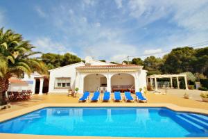 Villa con piscina frente a una casa en Albertina - private pool villa, free Wifi, in Benissa, en Benissa