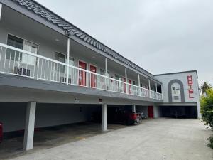 a building with a balcony and a parking lot at Lincoln Motel - Los Angeles, Hollywood Area in Pasadena