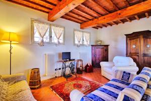 a living room with a couch and a tv at Holiday Home Casa Riccardo in Montespertoli