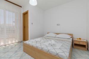 Postel nebo postele na pokoji v ubytování Apartments by the sea Podaca, Makarska - 515