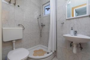 Kúpeľňa v ubytovaní Apartments by the sea Podaca, Makarska - 515 + 37 fotografií