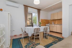 Kuchyň nebo kuchyňský kout v ubytování Apartments by the sea Podaca, Makarska - 515