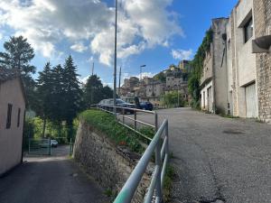 una calle con edificios y una valla lateral en casa belvedere a Valle San Martino di Spoleto en Spoleto