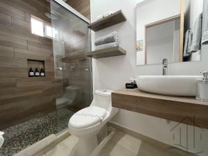uma casa de banho com um WC, um lavatório e um chuveiro em New-Promo-Family-Pool-Gated-Sleeps 10-Near Beach em Mazatlán