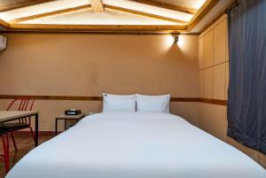 Un pat sau paturi într-o cameră la Hotel Petit