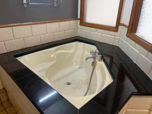 ポートディクソンにあるwater chalet port dickson- privateのバスルーム(バスタブ、黒いカウンタートップ付) +3枚の写真