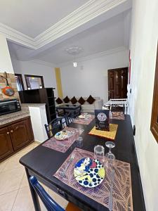 una cocina con una mesa con platos de comida. en Residence Chay - Luxury Appart, en Ouarzazate