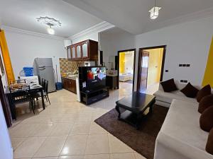 - un salon avec un canapé et une télévision dans l'établissement Residence Chay - Luxury Appart, à Ouarzazate