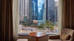 首爾的住宿－LOTTE City Hotel Mapo，客房设有大窗户,享有城市美景。