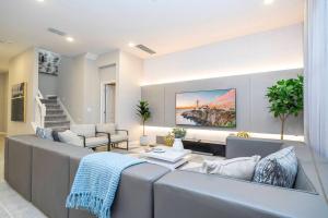una sala de estar con un sofá grande en una habitación en DLuxx Paradiso Brand New Top Elegance House 6151 en Orlando