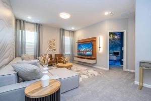 sala de estar con sofá y TV en DLuxx Paradiso Brand New Top Elegance House 6151, en Orlando