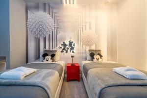 DLuxx Paradiso Brand New Top Elegance House 6151 في أورلاندو: غرفة نوم بسريرين عليها راس الباندا