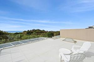 Balkoni atau teres di Pandanus Beach House - Direct Beach Access