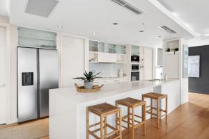Dapur atau dapur kecil di Pandanus Beach House - Direct Beach Access