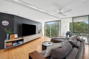 Televisyen dan/atau pusat hiburan di Pandanus Beach House - Direct Beach Access