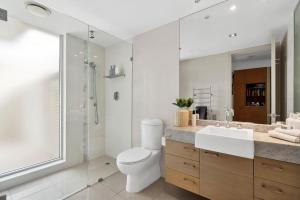 Bilik mandi di Pandanus Beach House - Direct Beach Access