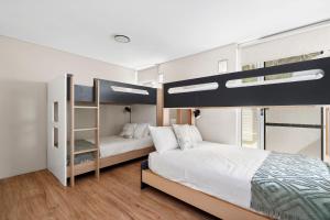 Katil atau katil-katil dalam bilik di Pandanus Beach House - Direct Beach Access
