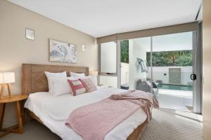 Katil atau katil-katil dalam bilik di Pandanus Beach House - Direct Beach Access