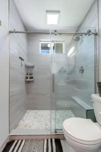 een douche met een glazen deur in de badkamer bij Charming 2-Bedroom Home With Private Office and Backyard in Rancho Cordova