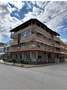 a large apartment building on the side of the street at SKYLINE Fine Living in Nei Poroi