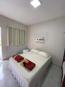 sypialnia z łóżkiem z 2 poduszkami w obiekcie Atalaia Suítes w mieście Salinópolis