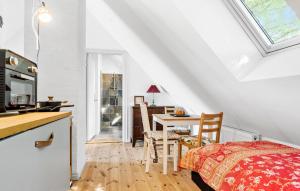 una camera con cucina e tavolo con sedie di Amazing Home In Haderslev With Kitchen a Haderslev