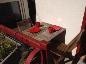 サン・マロにあるル ルペール ドゥ コルセールの木製テーブル(椅子、赤いカップ付)