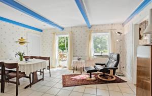 cocina y comedor con mesa y sillas en Nice Home In Tranekr With Kitchen, en Tranekær