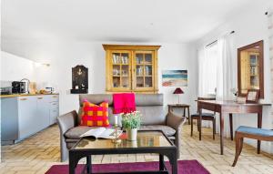 uma sala de estar com um sofá e uma mesa em 1 Bedroom Pet Friendly Home In Haderslev em Haderslev
