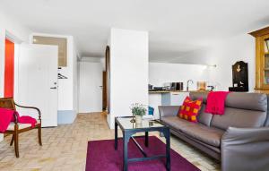 sala de estar con sofá y mesa en 1 Bedroom Pet Friendly Home In Haderslev, en Haderslev