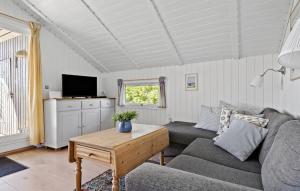 sala de estar con sofá y mesa en Cozy Home In Hvide Sande With Wifi, en Bjerregård