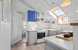 Kuchyň nebo kuchyňský kout v ubytování Cozy Home In Hvide Sande With Wifi