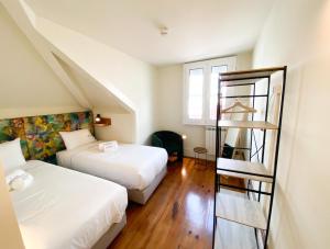 Camera piccola con 2 letti e una scala. di Nº 91 - Almirante Guest House a Porto