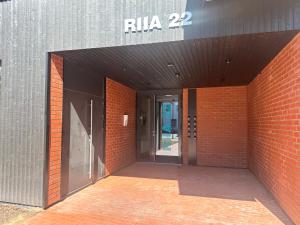 einen Eingang zu einem Backsteingebäude mit zwei Türen in der Unterkunft Riia 22 Apartment in Tartu