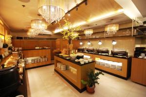 eine Restaurantküche mit Kronleuchtern und einem Buffet in der Unterkunft BSA Twin Towers in Manila