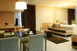 馬尼拉的住宿－BSA雙子塔酒店，客厅配有沙发和桌子