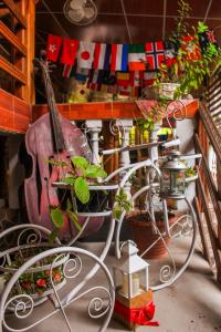 a room with a guitar and plants and flags at Hostal Raíces de mi Pueblo in Suchitoto